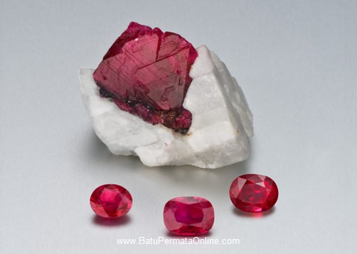 רובי גולמית לא מעובדת ישר מהאדמה (למעלה) אבני רובי מלוטשות (למטה)